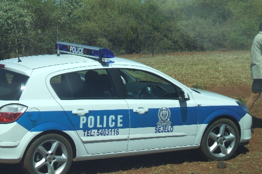 fine is 300 Pula - maar die Ds het net R100 by hom .. toe &quot;aanvaar&quot; hulle dit - wag nounogh vir die 'razeed'