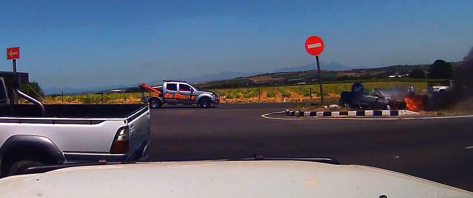 Bietjie aksie toe ons klaar gery het. Renault wat uitbrand.  Boer van die plaas het 'n groot poeier blusser sonder sukses leeg gespuit