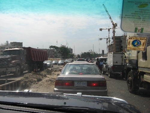 Die &quot;taxi&quot; is 'OKADA&quot; [klein motorfietsies, 125cc - daar is 2-miljoen in Lagos]