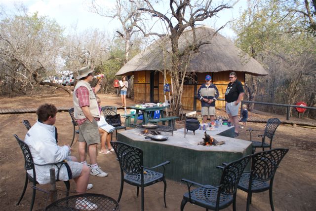 Braai area met kombuis in agtergrond
