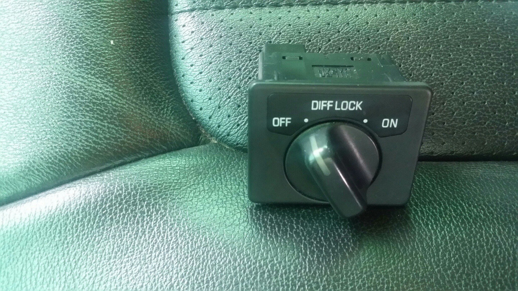 diff lock switch.jpg