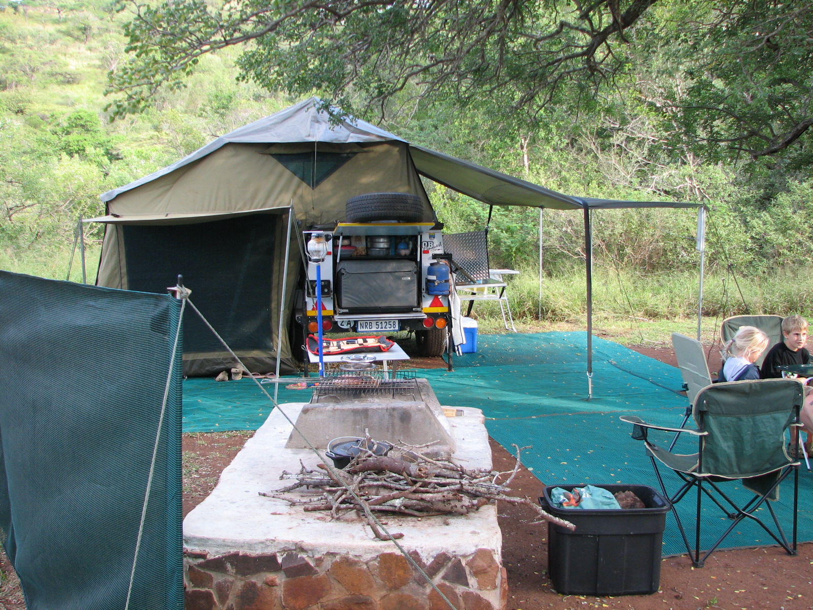 Kampeerterrein by hek aan Mkhuze-kant