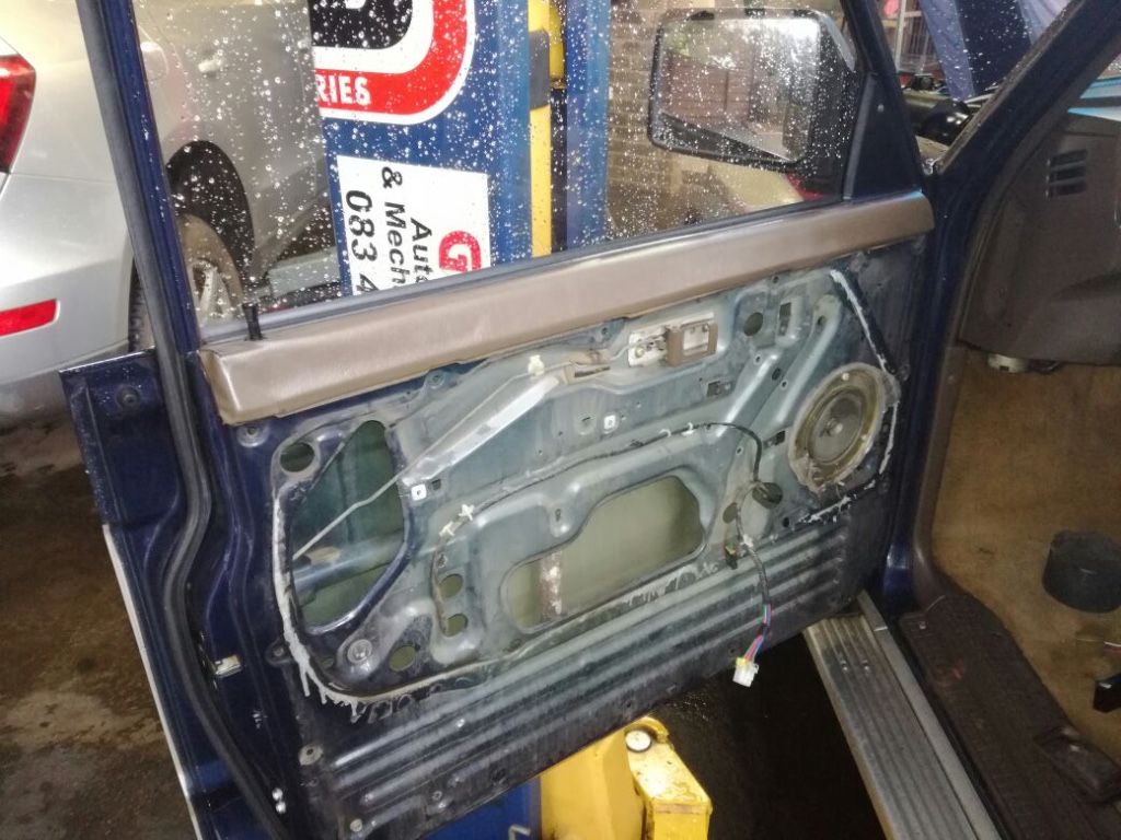 12 No motor for window!.jpg