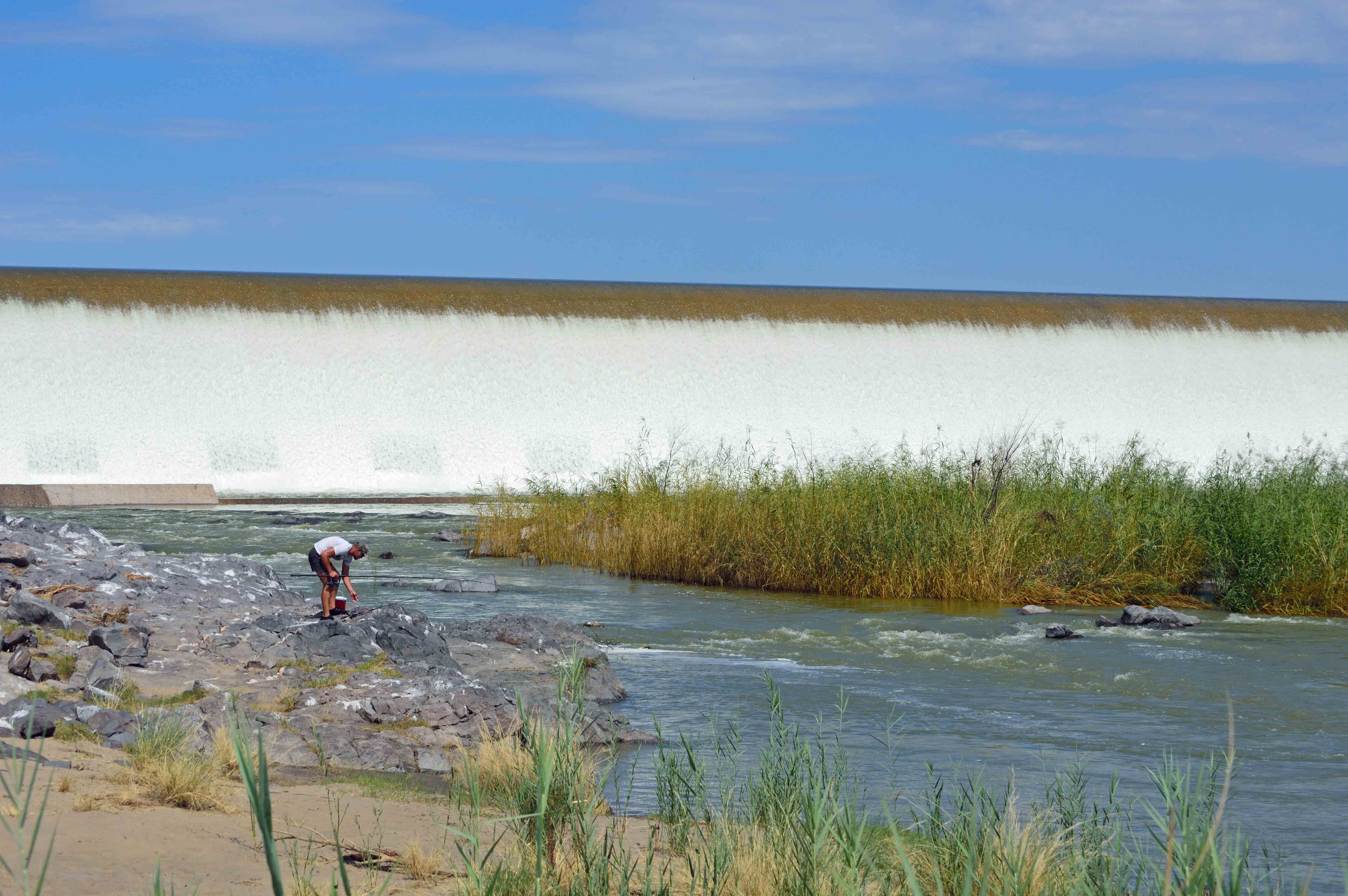 Boegoeberg dam wall overflowing.jpg