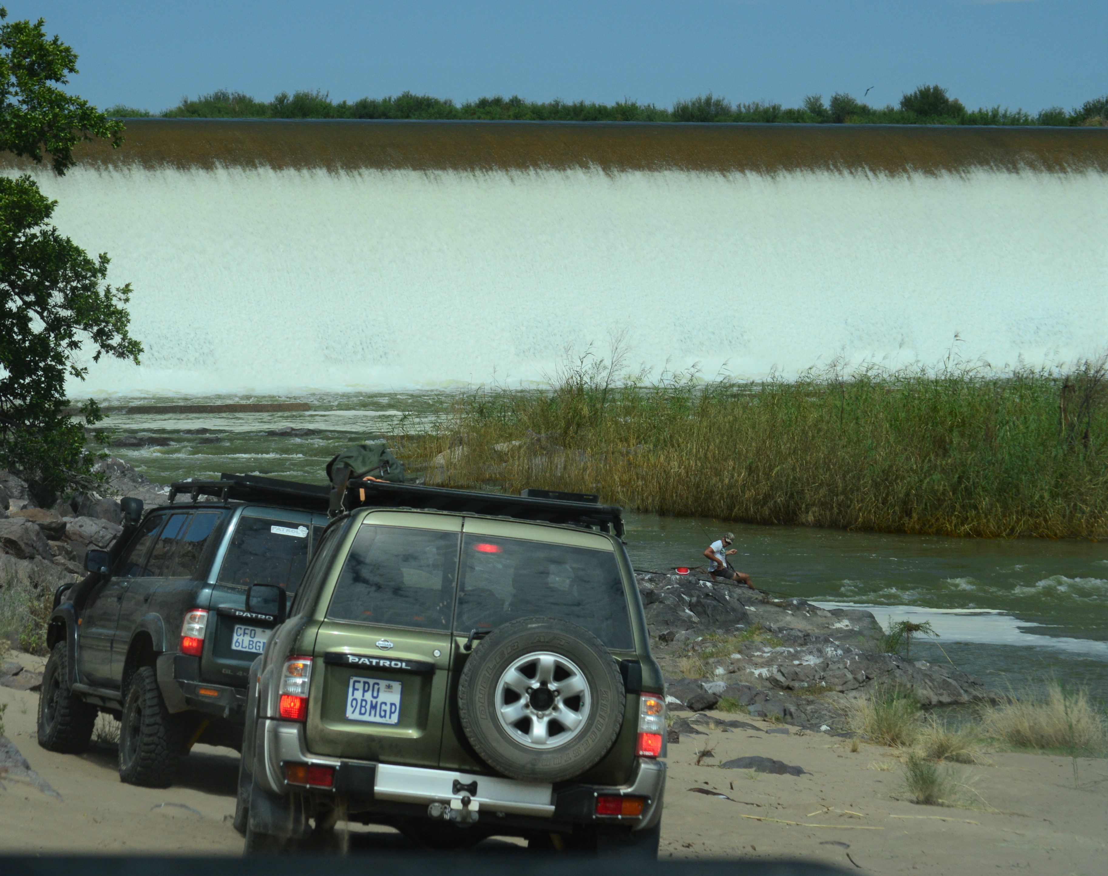 damwal en oorloop van boegoebergdam, onder die Oranje rivier