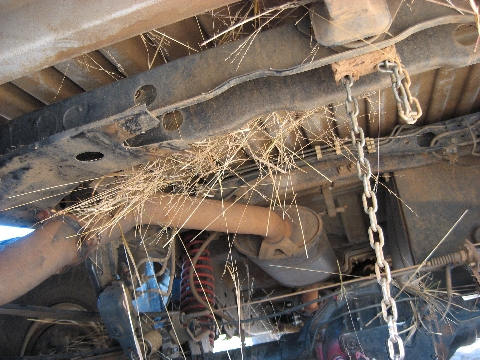 Sien jy? styf teen die uitlaat / You see? Right against the exhaust