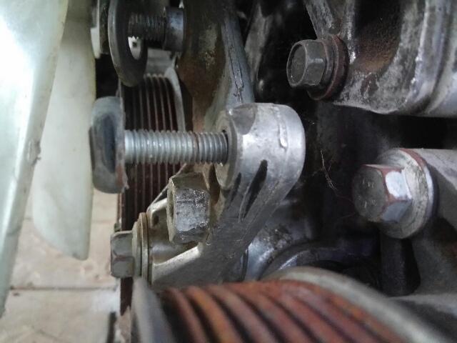 Tensioner bracket wat teen aircon pully geskuur het op n stadium.