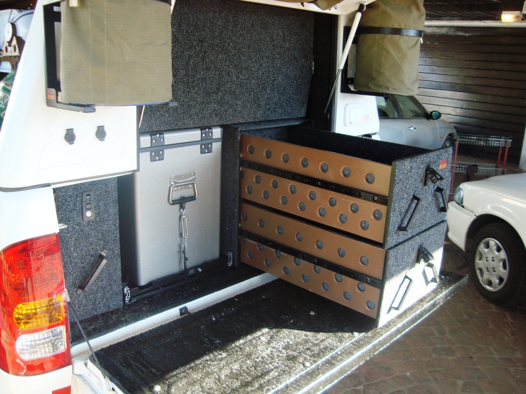 Twee van die laaie uitgetrek,gate is deur die hout geboor on gewig te verminder,daarna is laaie met mat aan die binne kant geplak om te voorkom dat iets kan uitval.