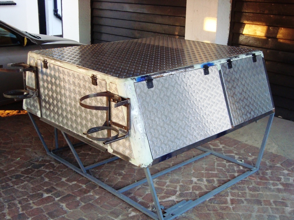 Twee gas botel brackets moes ook gebou word.