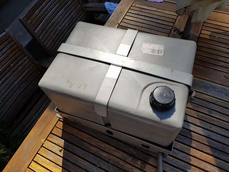 Frontrunner 40l Water Tank & Bracket (7).jpg