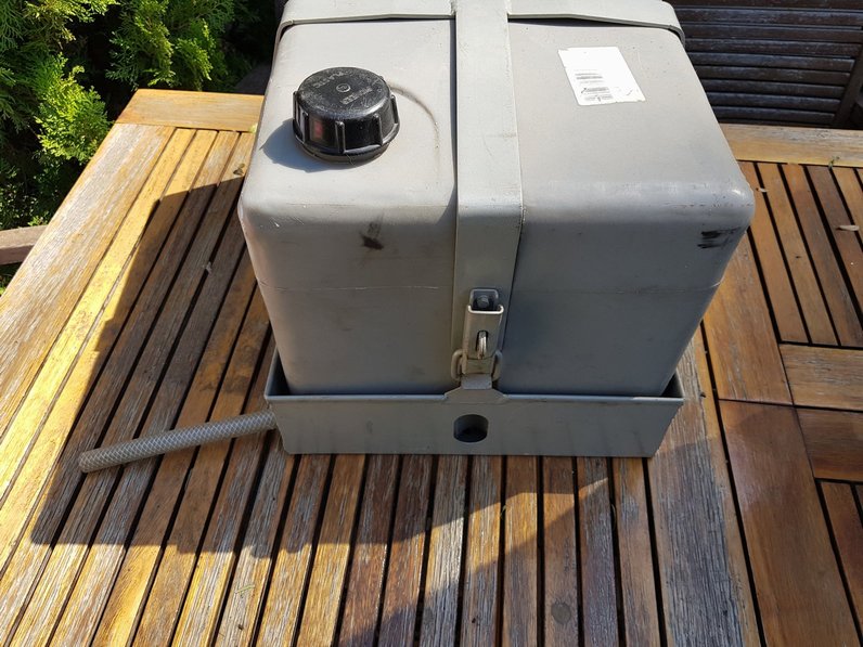 Frontrunner 40l Water Tank & Bracket (6).jpg