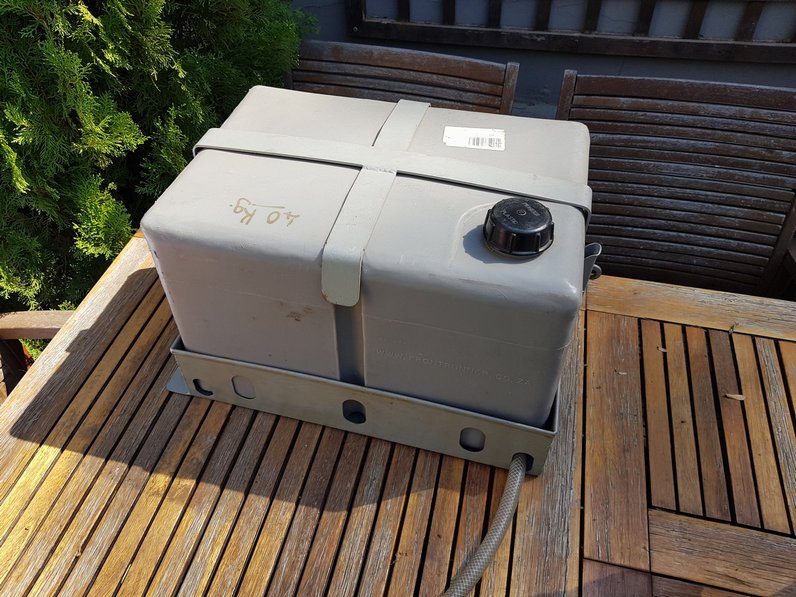 Frontrunner 40l Water Tank & Bracket (2).jpg