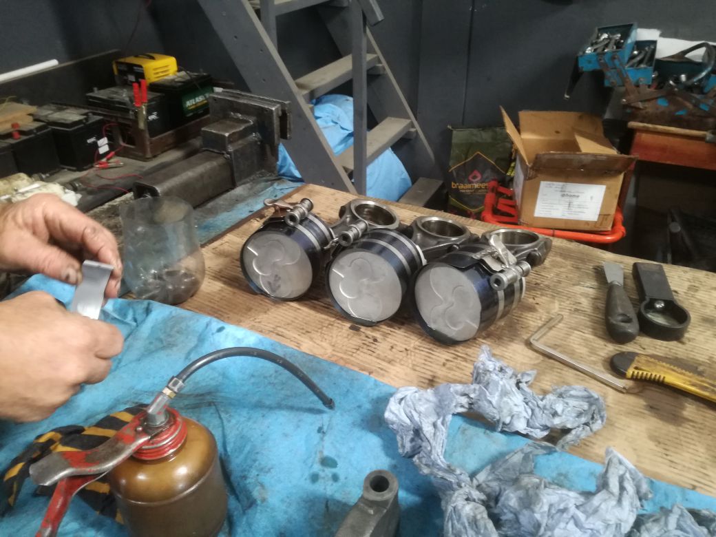 Piston, bearings install