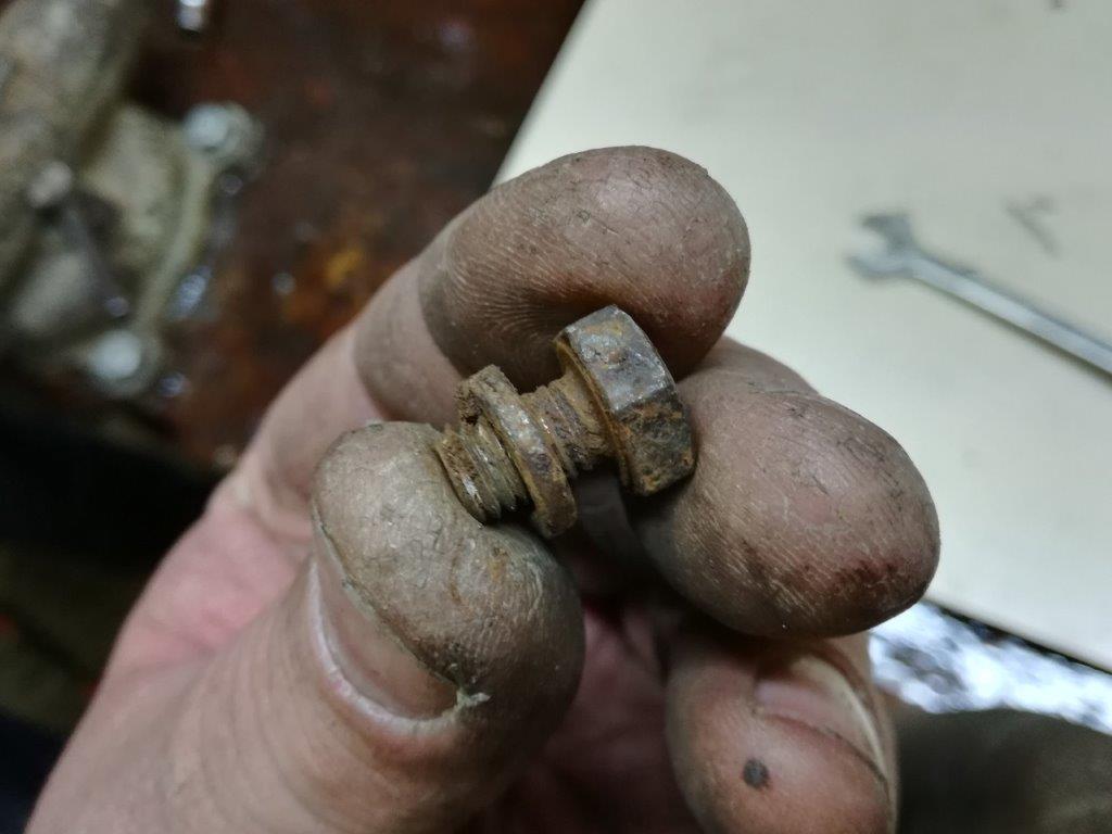 4 batt neg bolt rusted.jpg