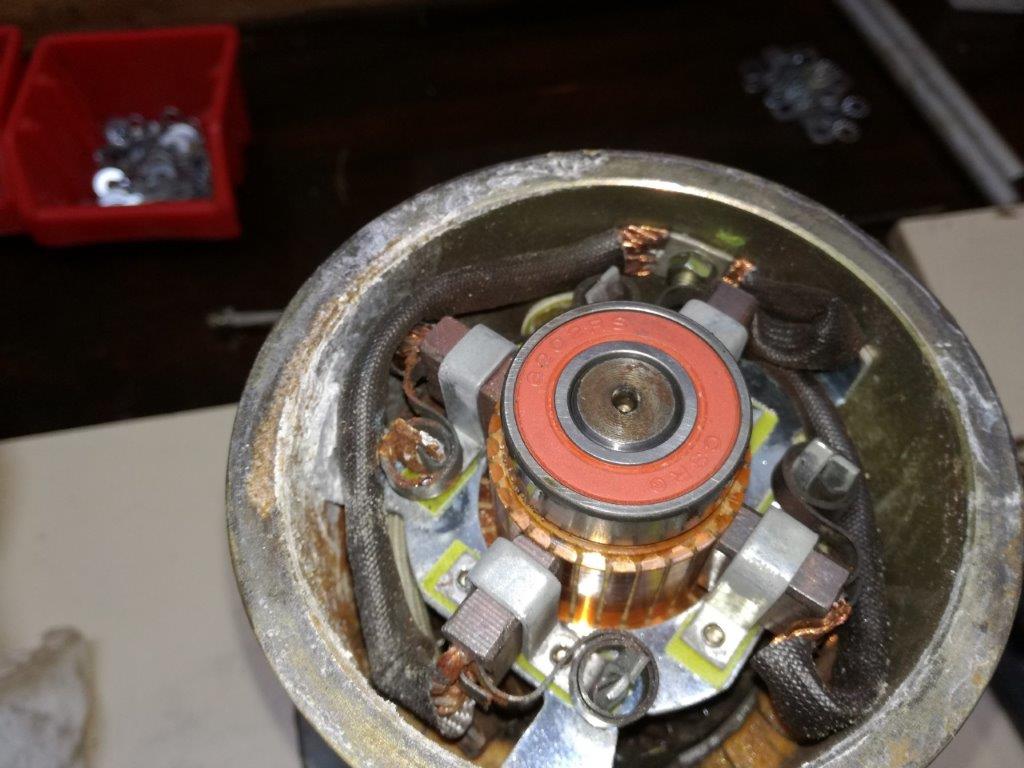 8 inside motor brushes good.jpg
