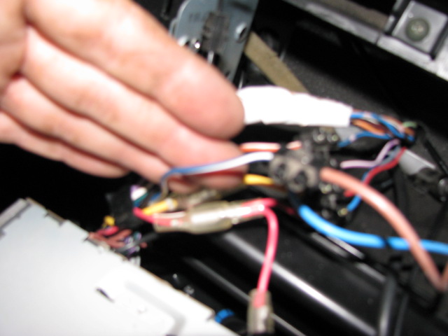 Wiring of radio and patrol. Blou/wit draad vanaf radio. Dis die draad wat se &quot;remote wire&quot; Hy gee die siniaal vir die lugdraad motor om terug te trek.