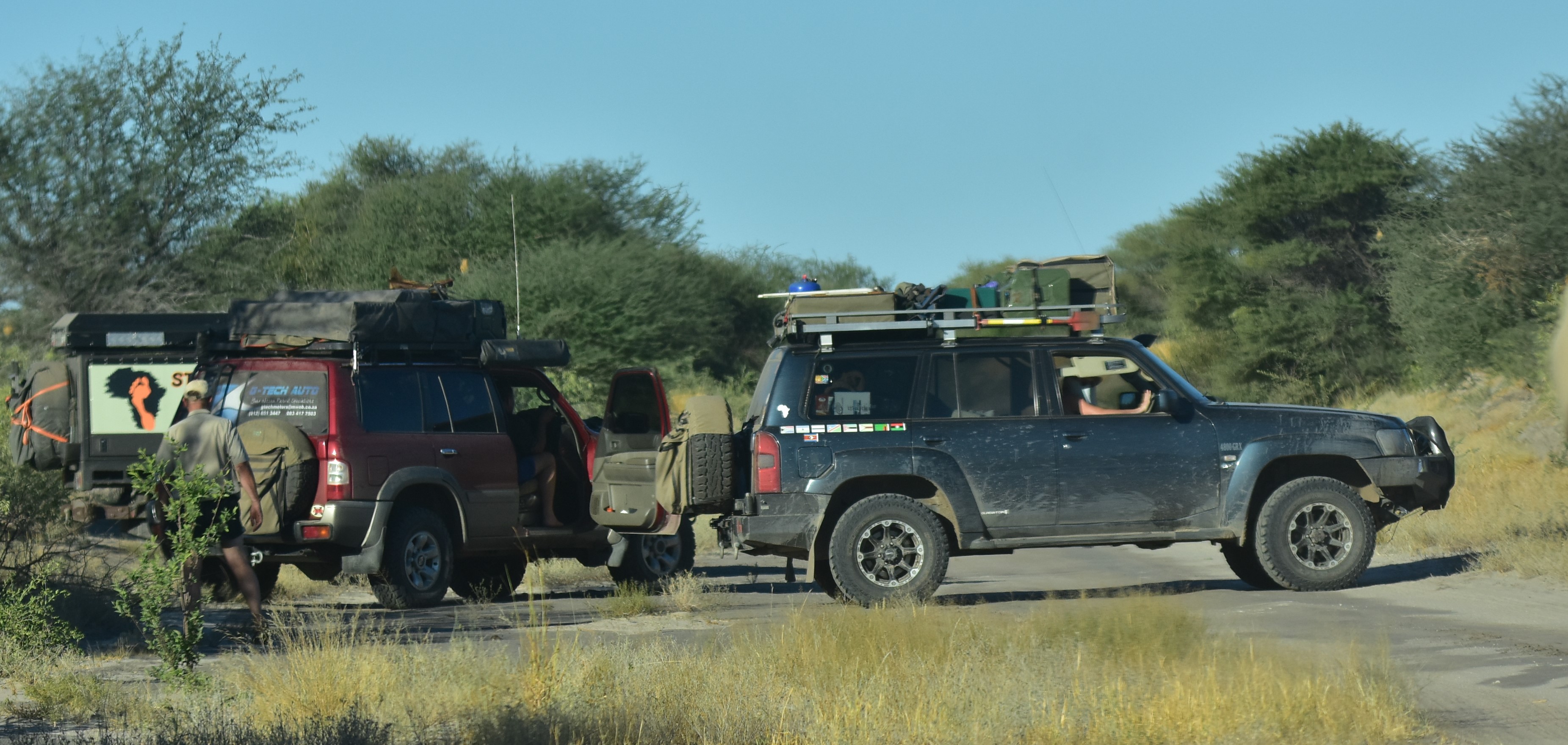 Skrop oornagplek reg, Tony en Graham kamp dieper die veld in, ons ander 3 in die kaplyn.