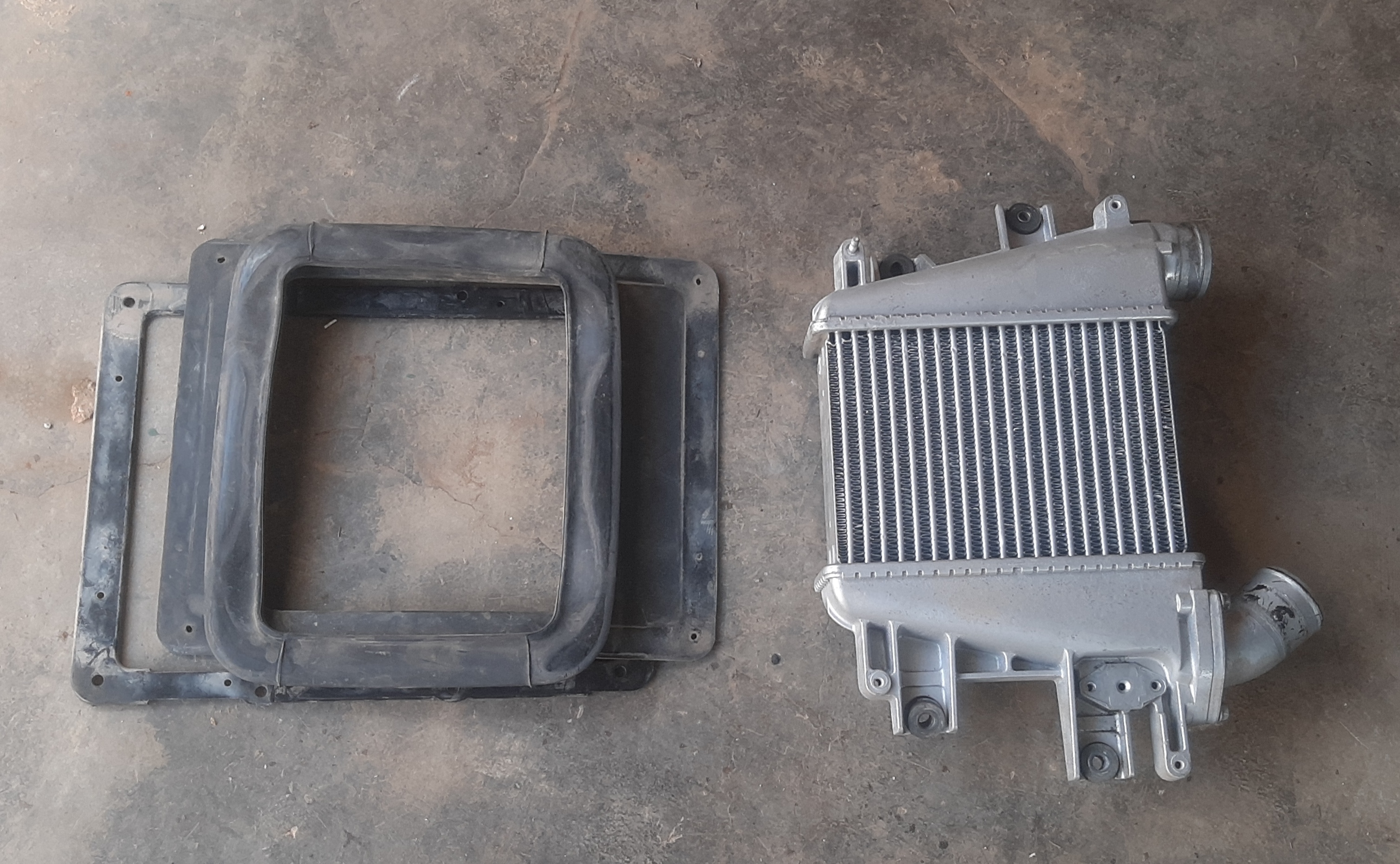 2008 Patrol 3.0 Di Intercooler and rubbers.jpg