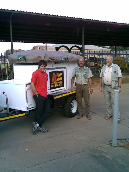OOM Herrie en seun Jacques en outoppie ekke by die OFF TRAX wat Chris gratis voorsien vir Oompie se Uitreike.