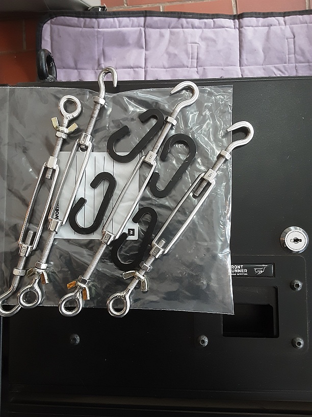 Fasteners: Black hooks attach to wheel arch and 3rd row/tie down seat points.