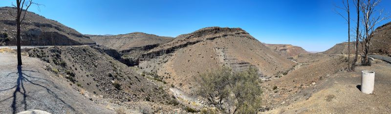 Tee Kloof Pass between Fraserburg and Leeu-Gamka