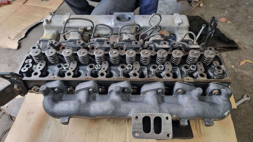Head assembled with a top mount turbo manifold