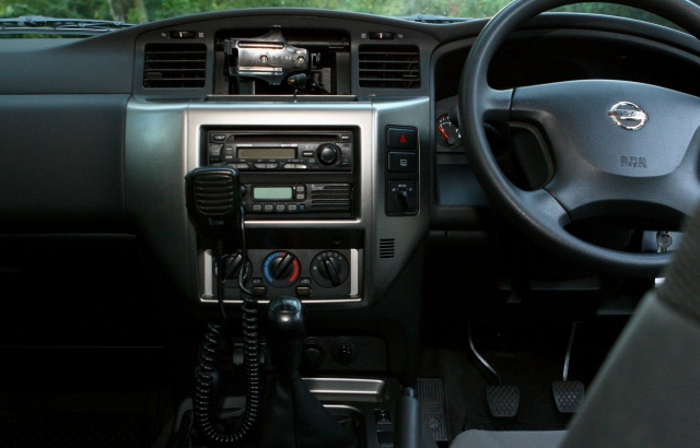 Patrol 4.8 GL - interior showing VHF radio &amp; GPS mount