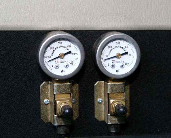 Patrol 4.8 GL - air spring gauges &amp; valves