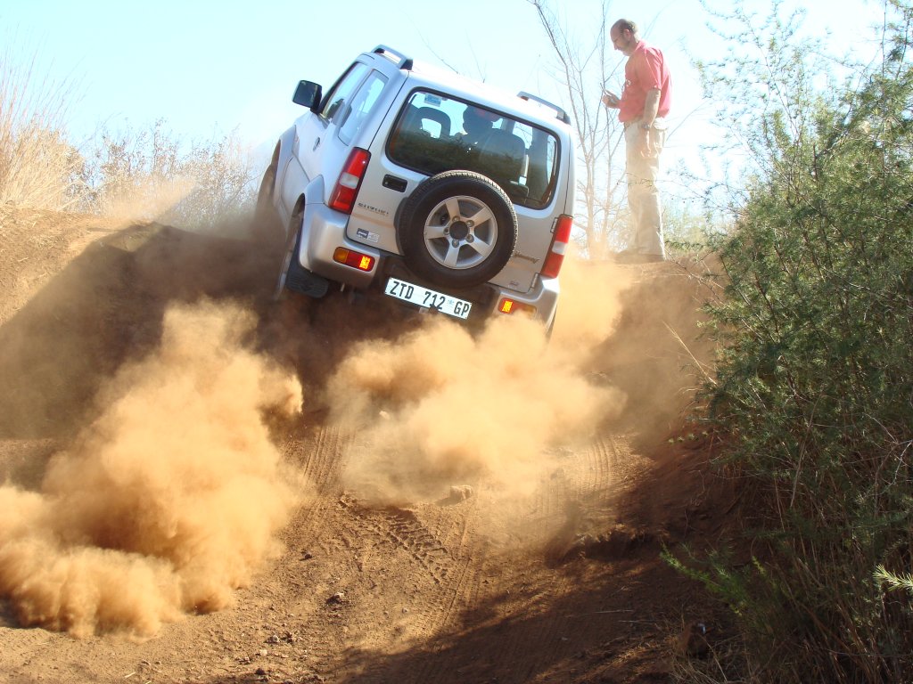 Hard Terrain bande sukkel maar in die stof