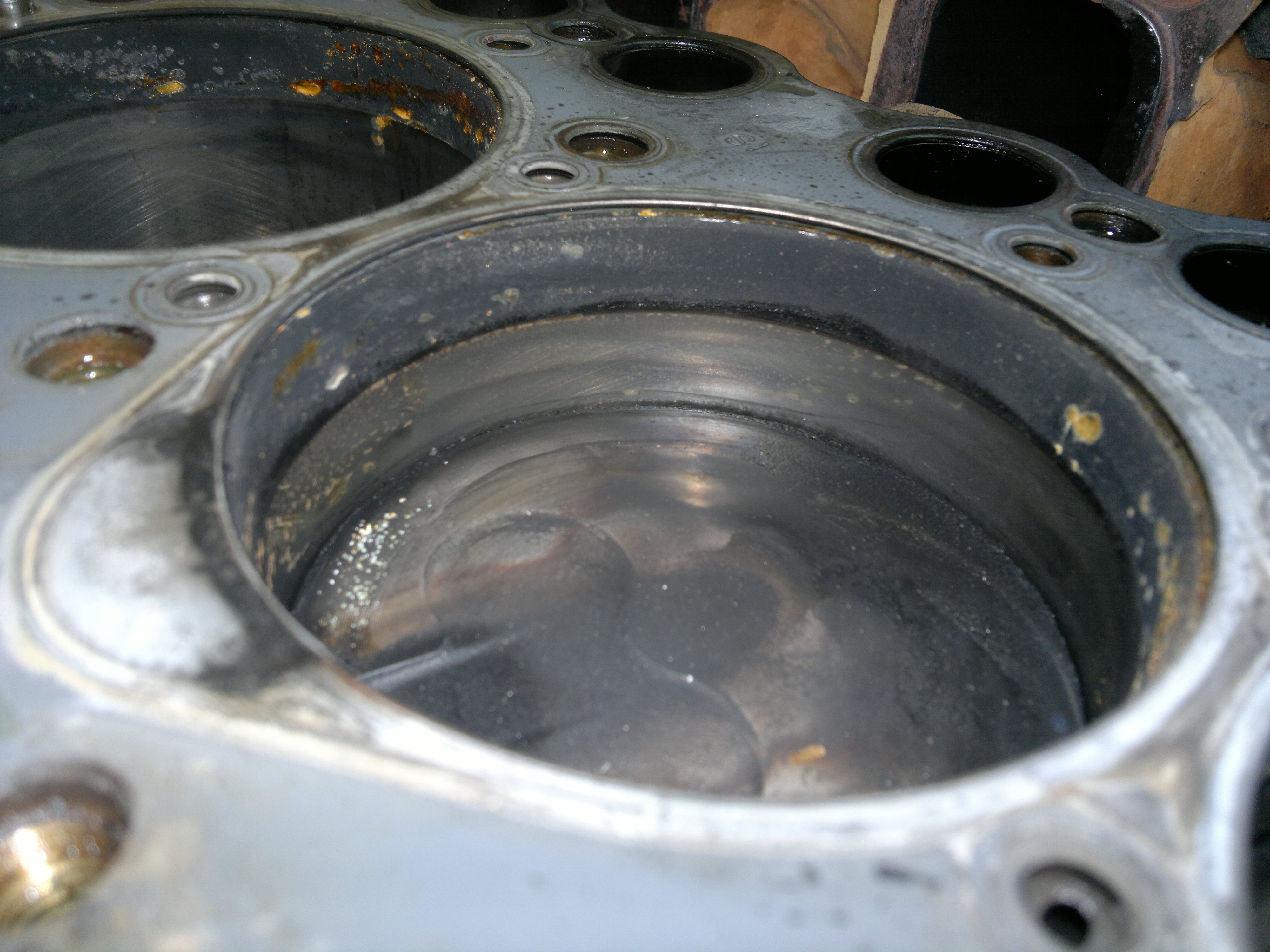 Piston 5 sleeve crack.jpg