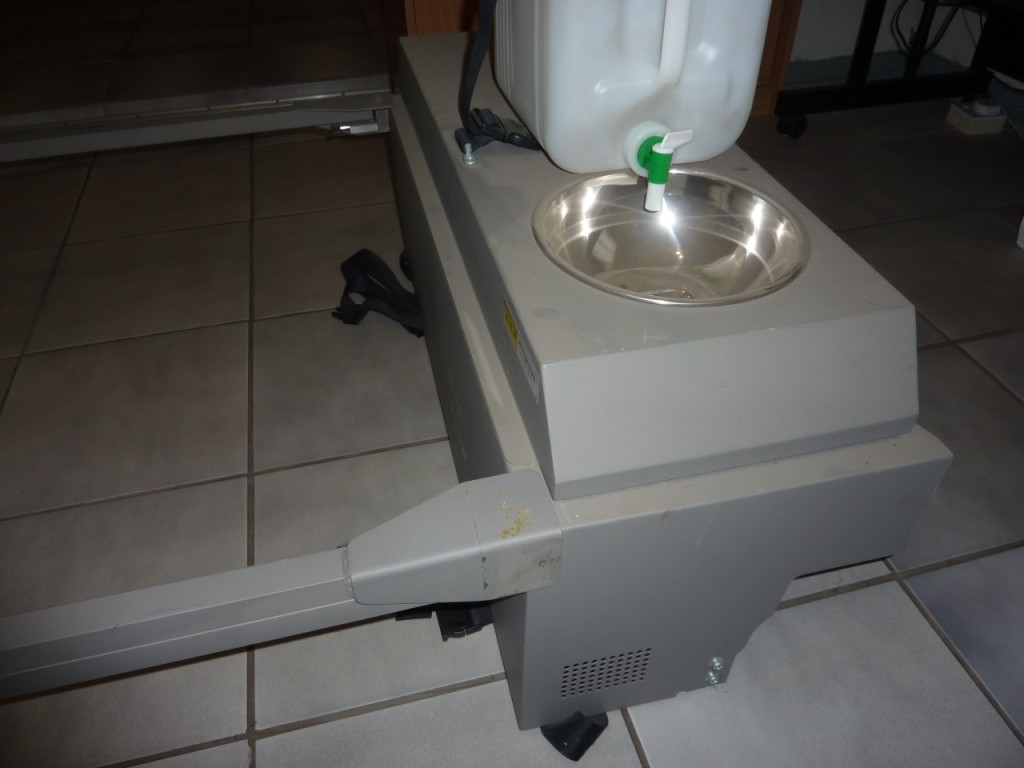 Sink detail with water container / tap