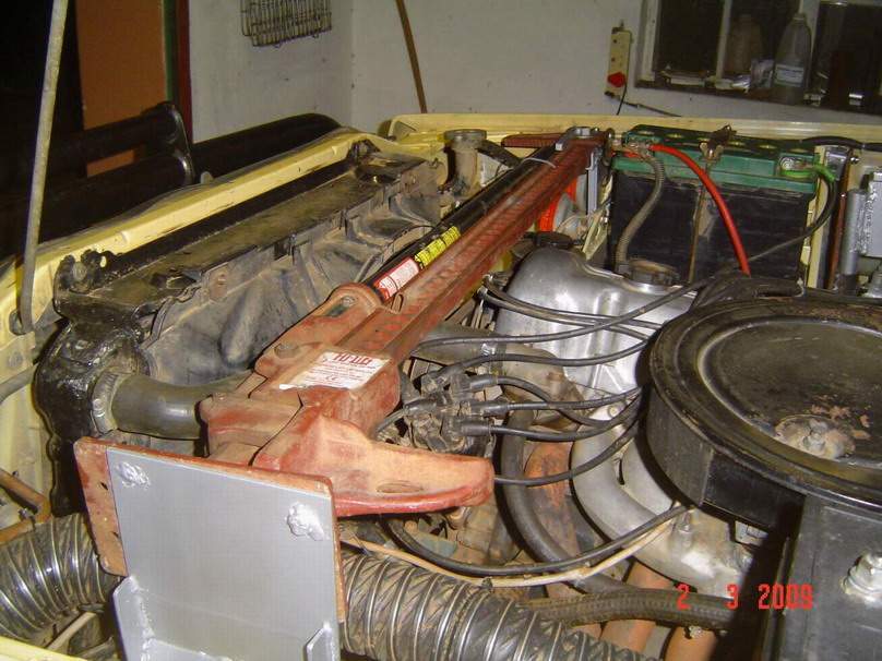 Hilift jack in the engine bay