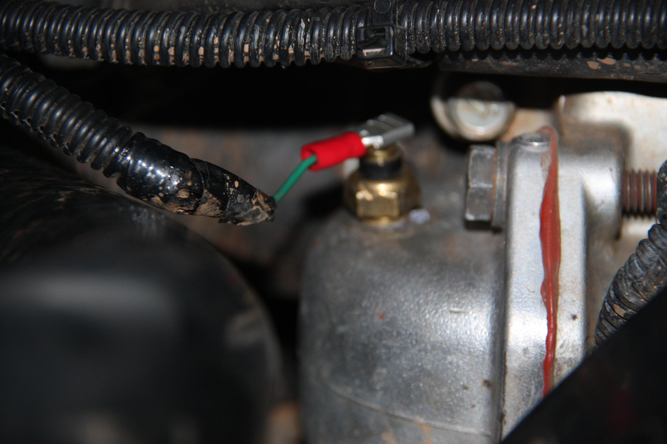 You can see how the probe is attached to the casing of the thermostat.
