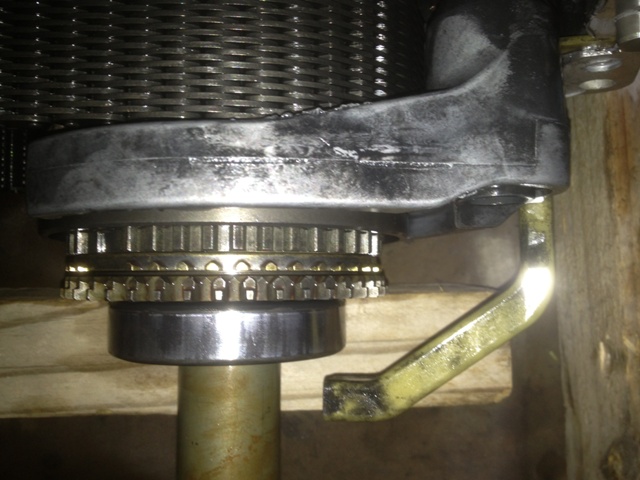 Oil gutter to oil the odometer gear, that bearing and to force-transfer oil to the chain section.