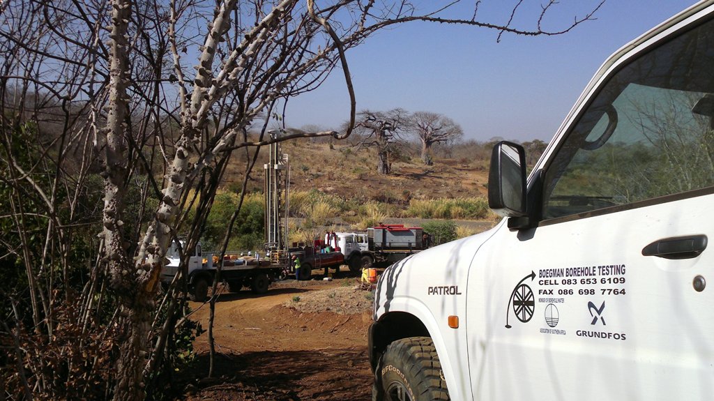 Even the drill rigs are 4x4 in Tete..jpg
