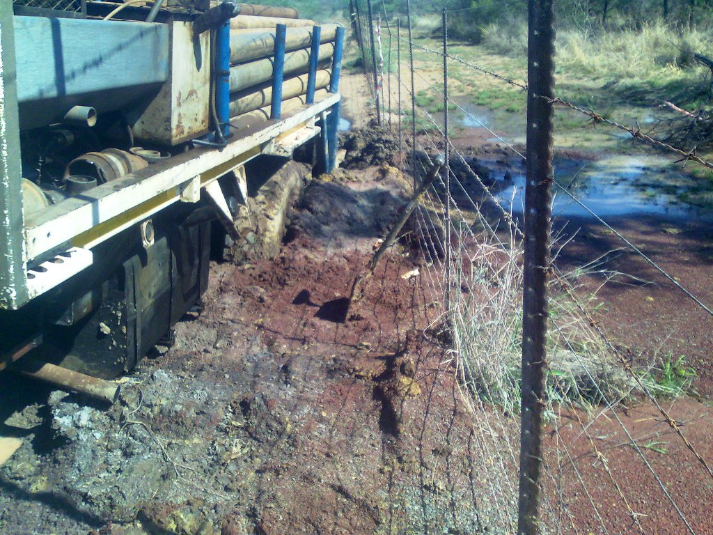 Yes , that is a 1200x20 wheel under the mud. Rust de Winter..jpg