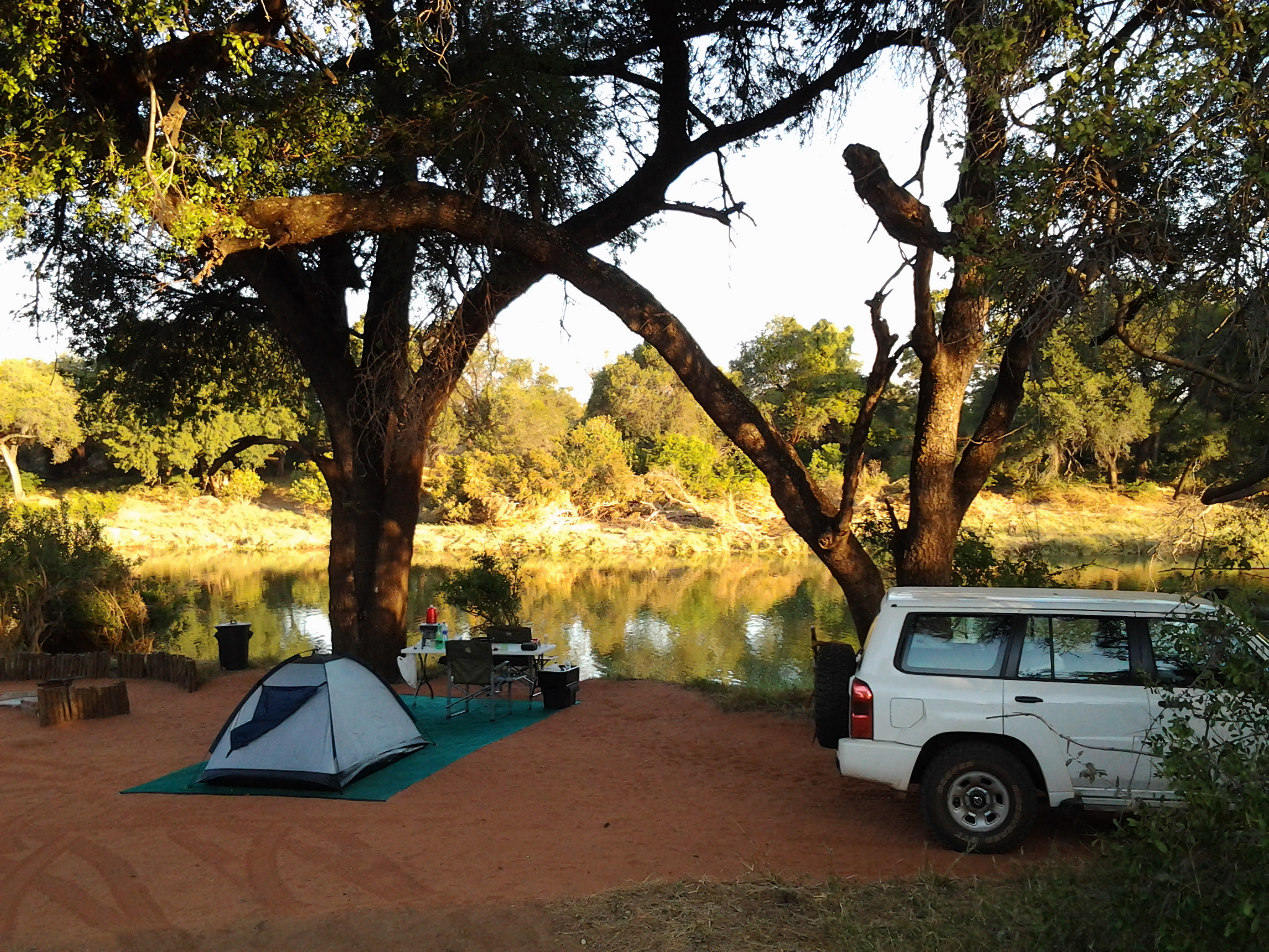 Limpopo River Lodge, west of Platjan Botswana side