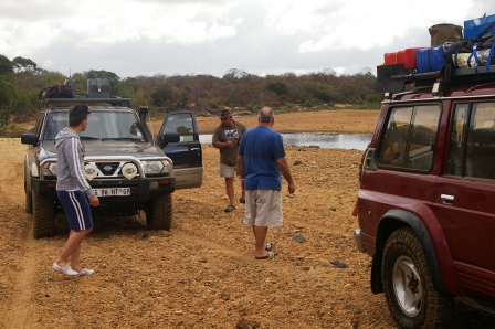Patrols waiting for other (stuck) cars..jpg